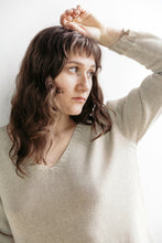 Load image into Gallery viewer, The Linen V-Neck